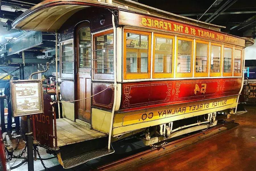 Una funivia d'epoca in mostra al San Francisco Cable Car Museum.
