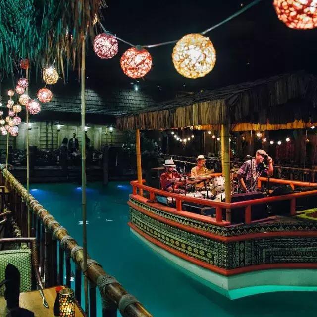 的 house band plays in the lagoon of the world-famous Tonga Room at San Francisco's Fairmont Hotel.
